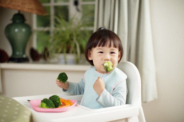 Dokter anak memeriksa kesehatan dan nutrisi balita